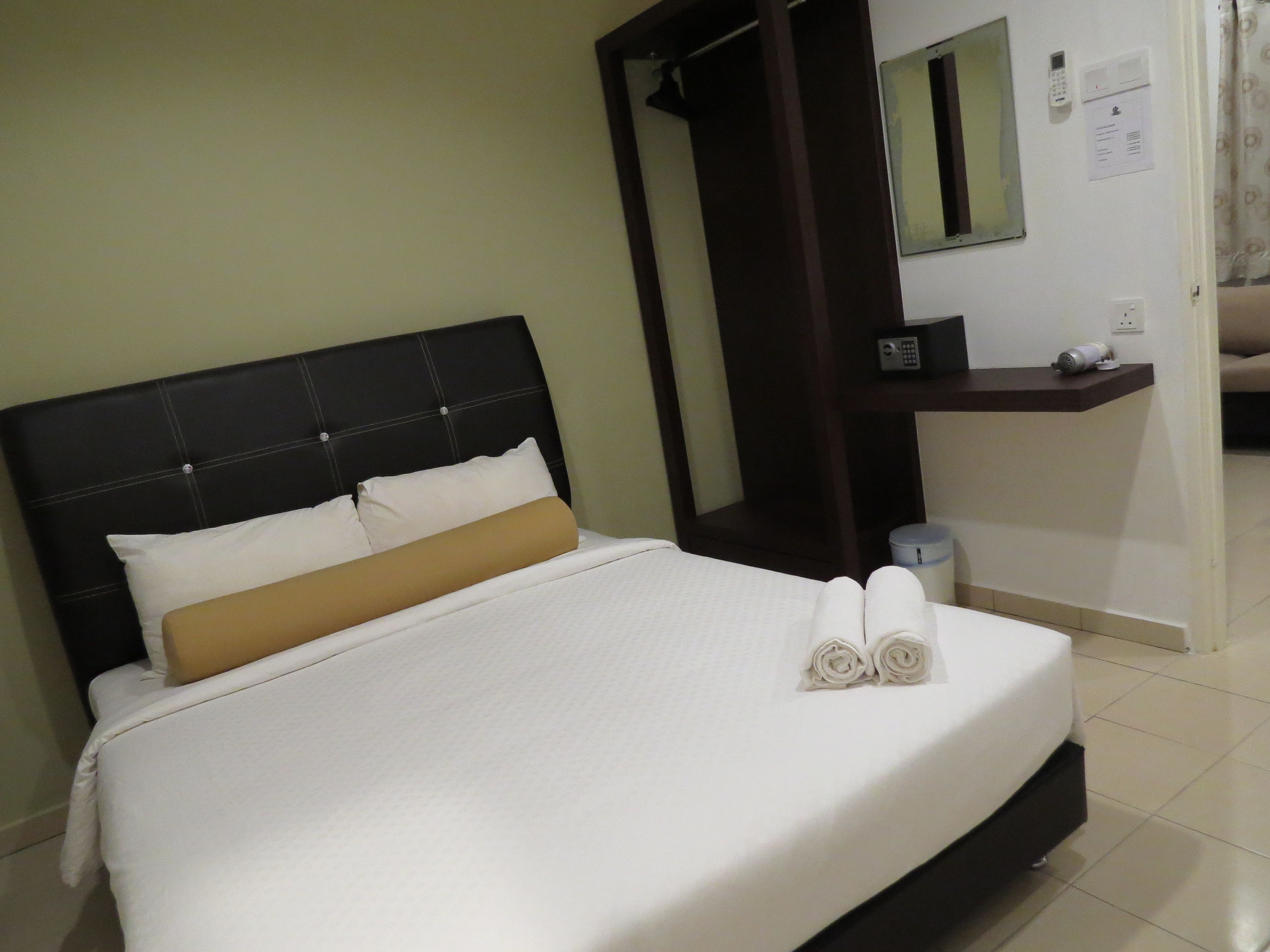 Minibar, una cassaforte in camera, una scrivania, ferro/asse da stiro