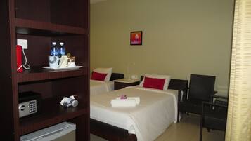 Standard Room | Minibar, in-room safe, desk, iron/ironing board