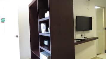 Minibar, odada kasa, masa, ütü/ütü masası
