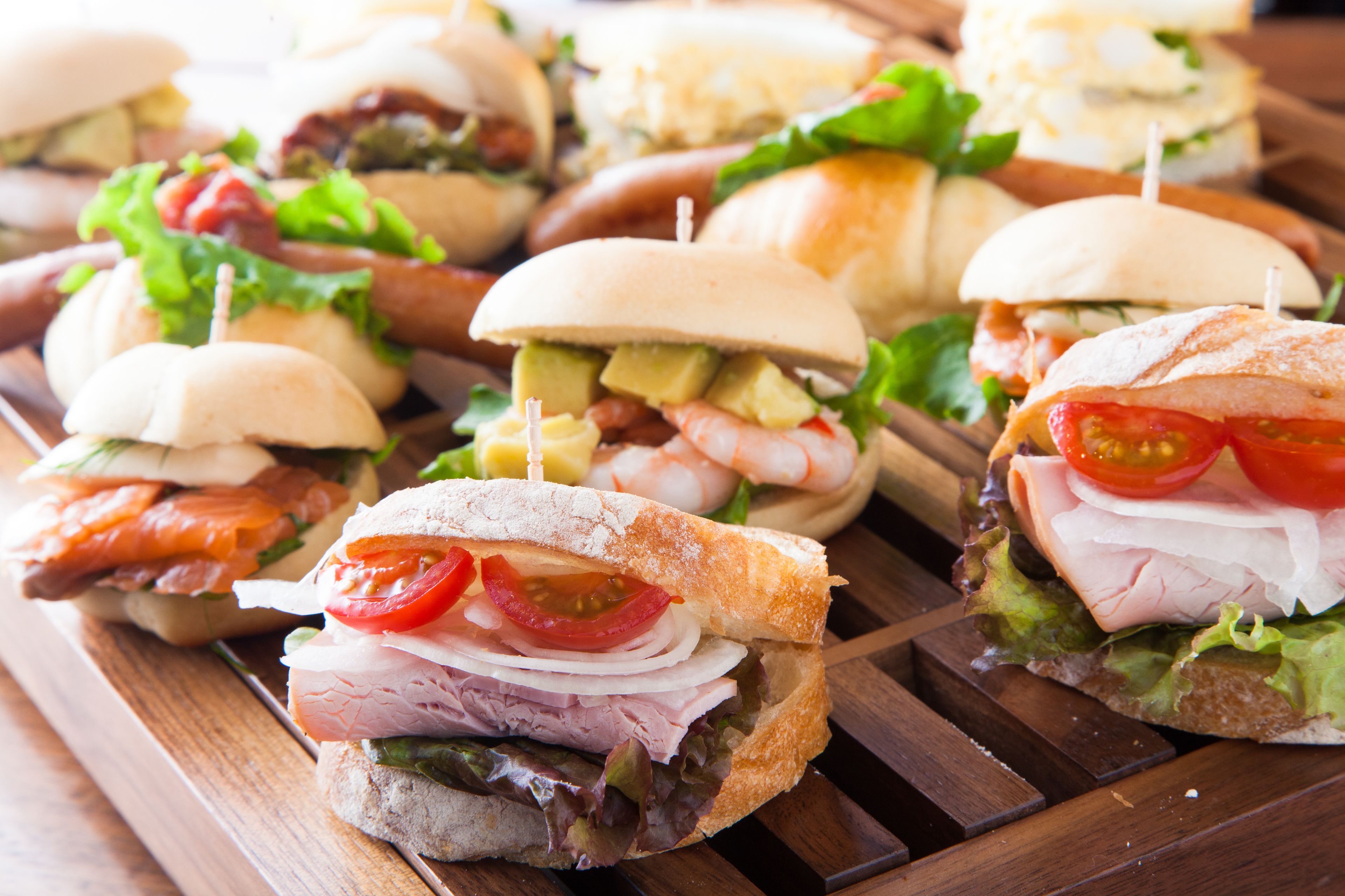 Variedad de sándwiches sobre una tabla de madera.