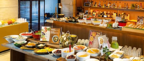 Daily buffet breakfast (JPY 2300 per person)