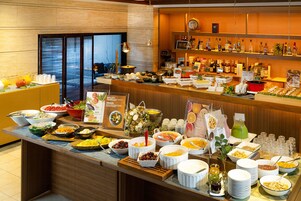 Daily buffet breakfast (JPY 2300 per person)