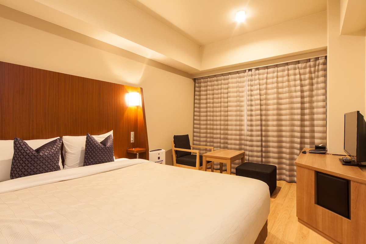 WiFi (free), bed sheets