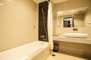 Suite | Badkamer | Een douche, een haardroger, pantoffels, een bidet