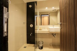 Deluxe-værelse | Badeværelse | Bruser, hårtørrer, hjemmesko, bidet