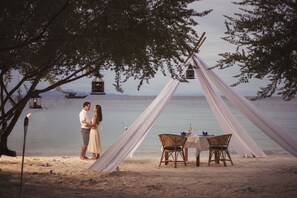 2 restaurantes; se sirven desayunos, almuerzos, cenas y cocina italiana 