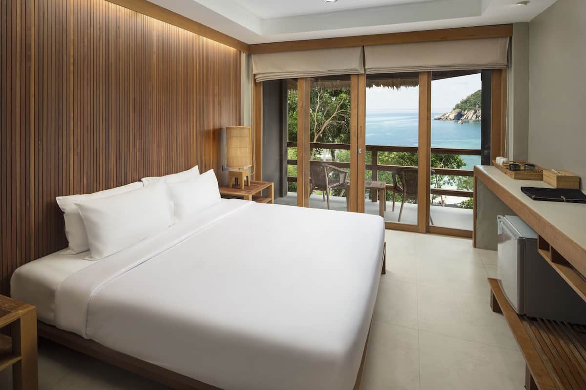 2 bedrooms, minibar, in-room safe, desk