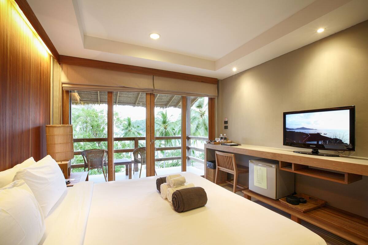 sea balcony | 2 bedrooms, minibar, in-room safe, desk