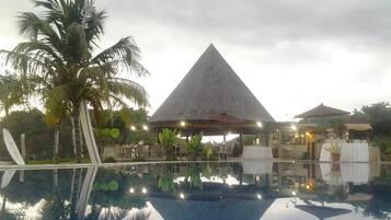 Outdoor pool, pool loungers