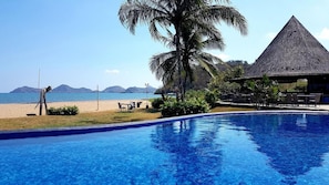 Kolam renang outdoor, dengan kursi berjemur