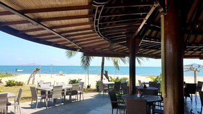 Se sirven desayunos y cocina indonesia (con vistas a la playa)