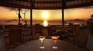Petit déjeuner, déjeuner et dßner servis sur place, vue sur la plage