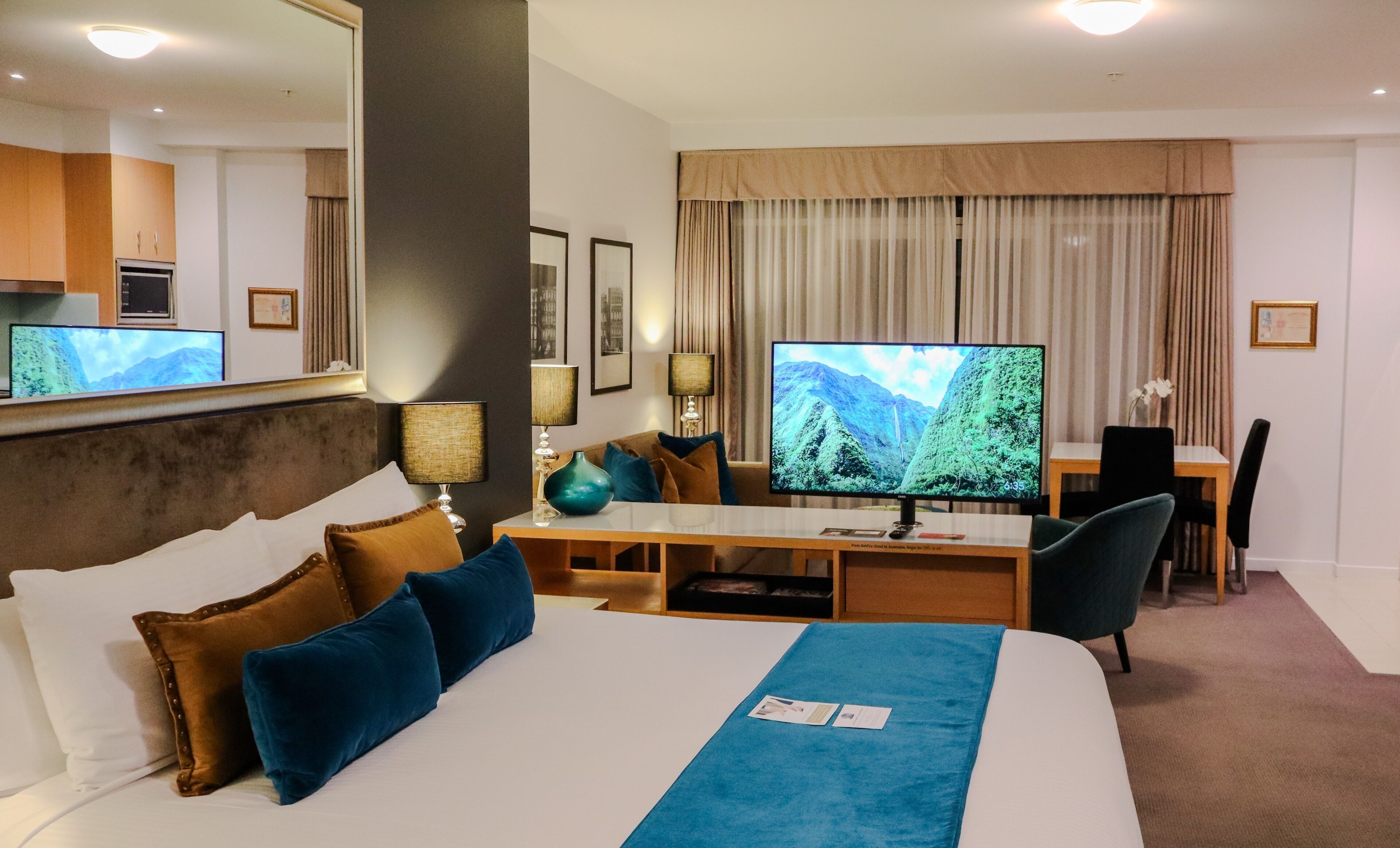 客房内保险箱、特色装修、办公桌、遮光窗帘