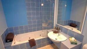 Free toiletries, hair dryer, bathrobes, towels - Motel Strahan (Strahan)