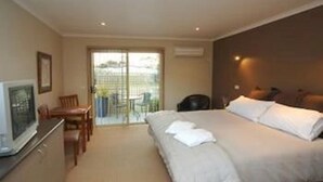 Premium bedding, iron/ironing board, WiFi (free), individually decorated - Motel Strahan (Strahan)