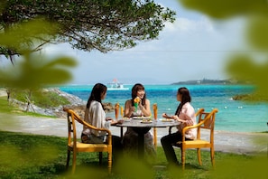 6 restaurants, breakfast, lunch, dinner served; international cuisine