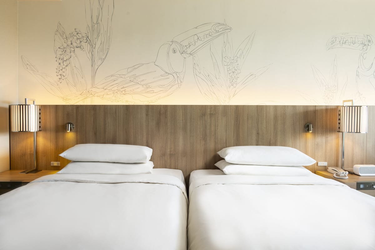 خزنة داخل الغرفة ومكتب وستائر تعتيم ومكواة/لوح كي