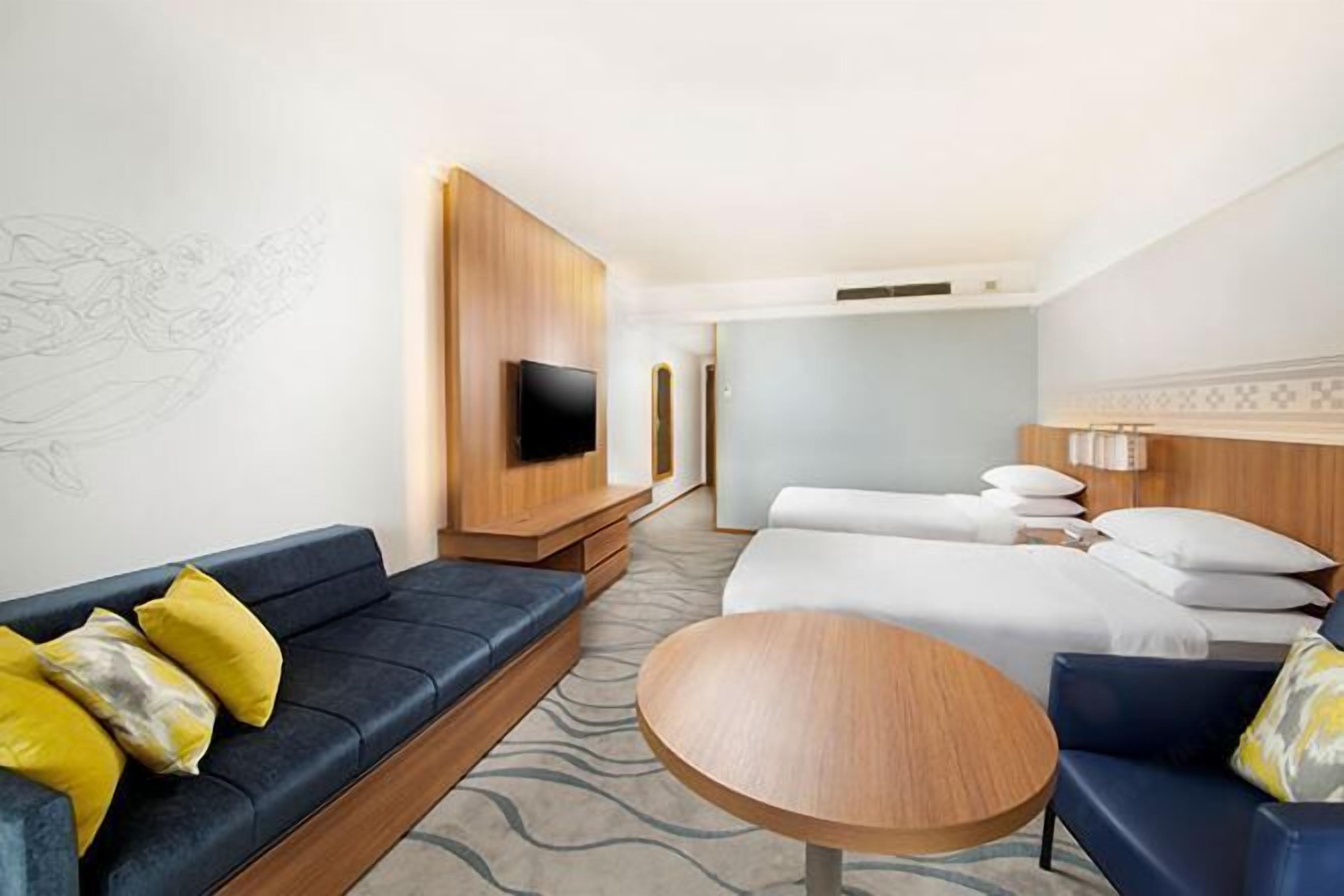 Caja fuerte, escritorio, cortinas opacas y tabla de planchar con plancha