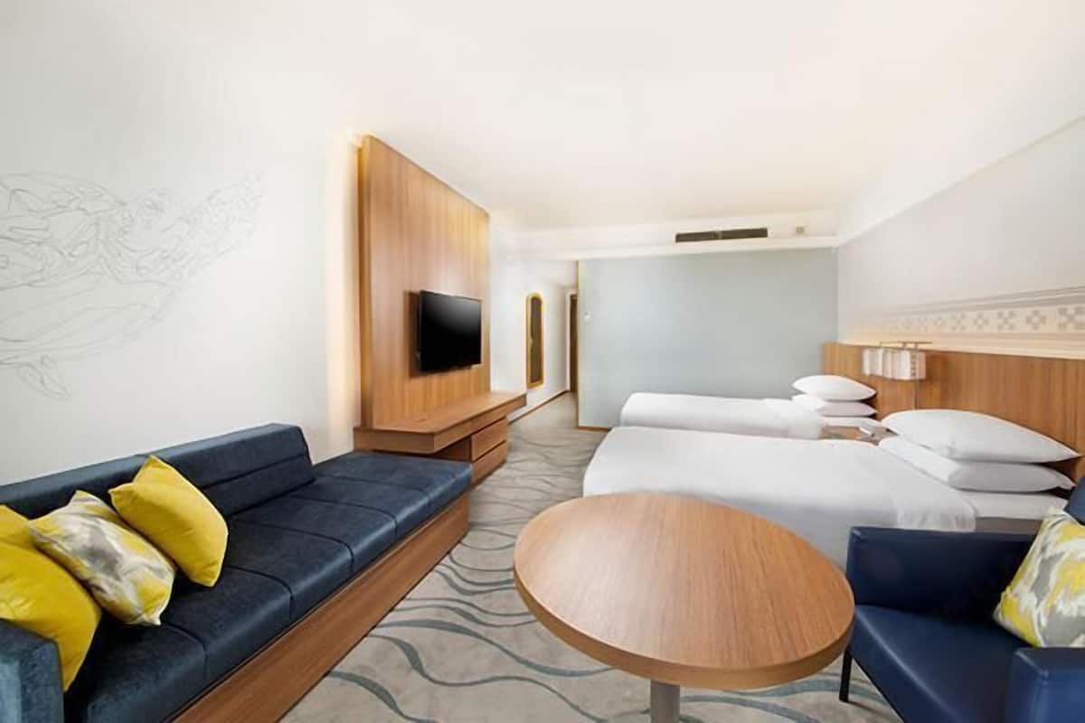 客房内保险箱、办公桌、遮光窗帘、熨斗/熨衣板