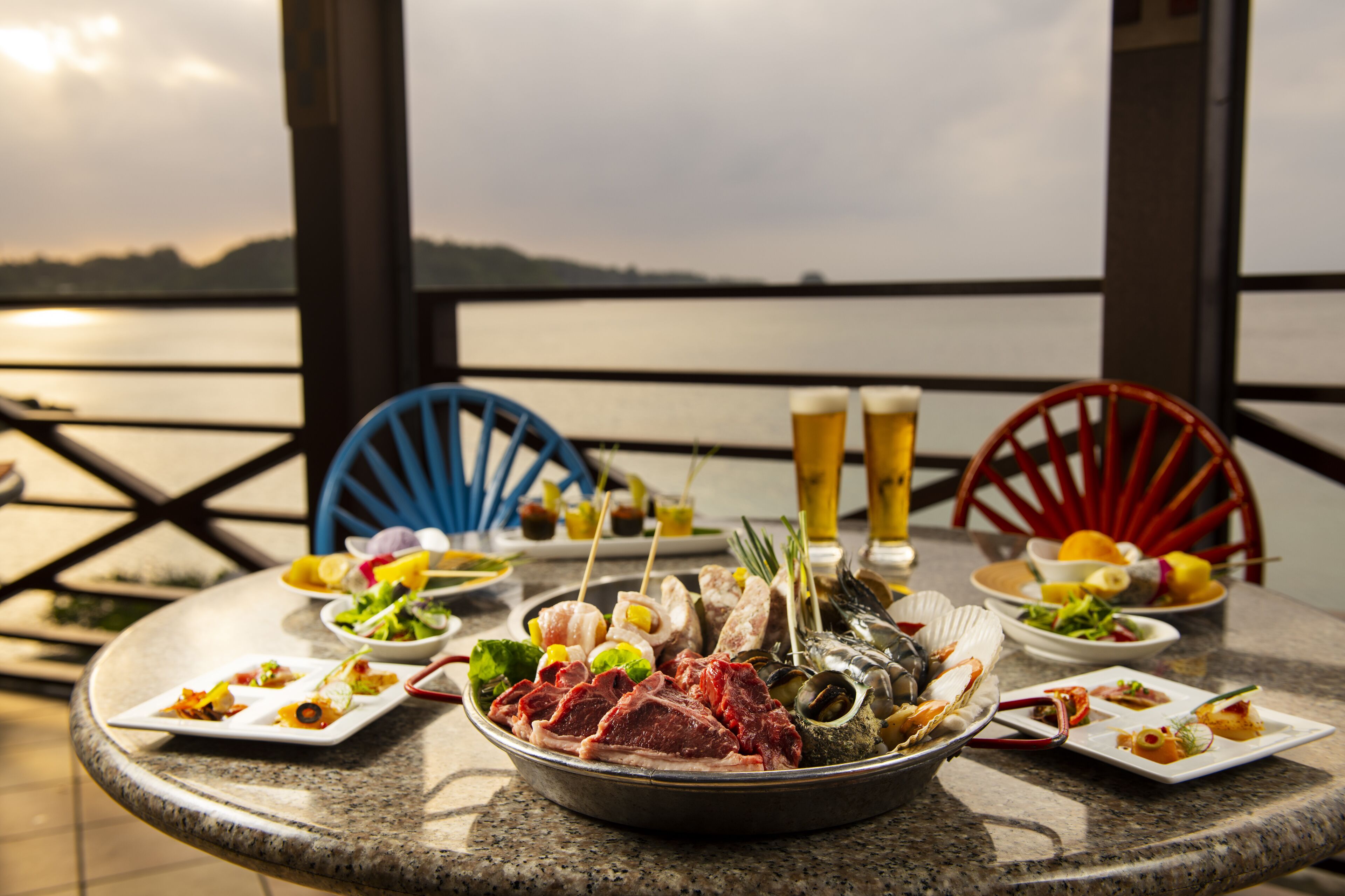 6 ห้องอาหาร, บริการอาหารเช้า อาหารกลางวัน อาหารเย็น, อาหารนานาชาติ