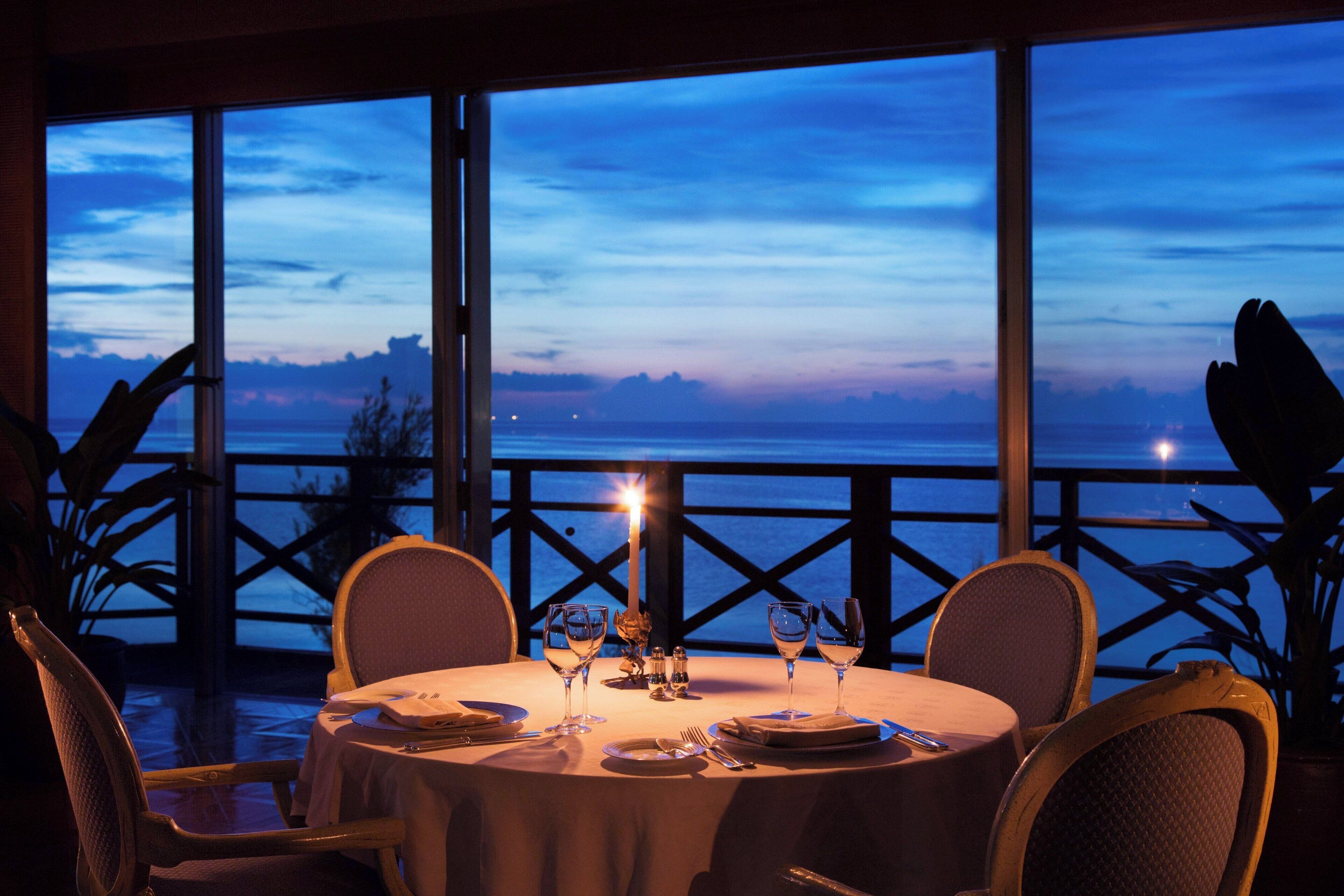 6 restaurants, breakfast, lunch, dinner served; international cuisine