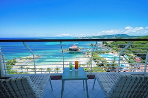 Private beach, white sand, beach umbrellas, beach towels - Renaissance Resort Okinawa (Onna)
