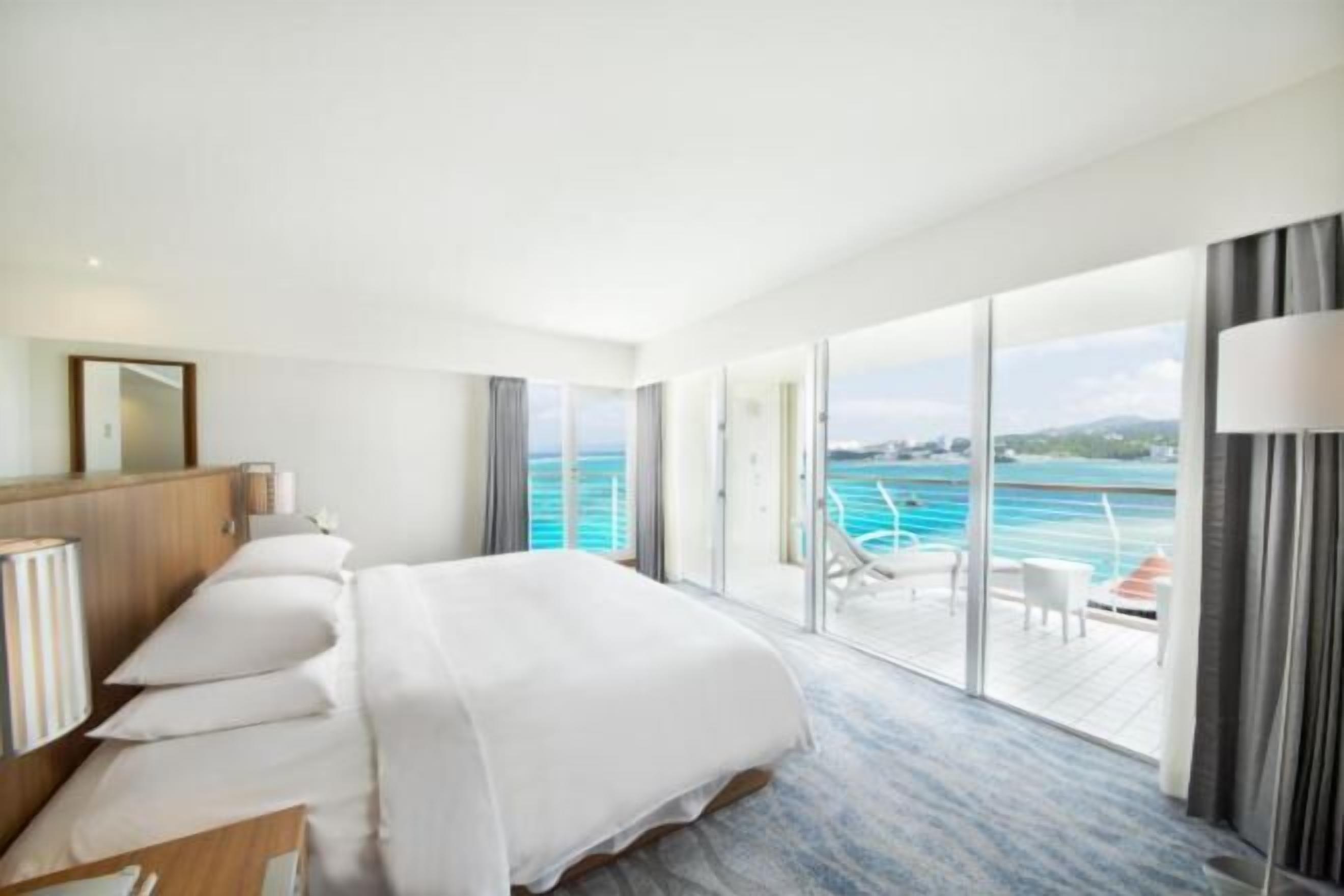 خزنة داخل الغرفة ومكتب وستائر تعتيم ومكواة/لوح كي