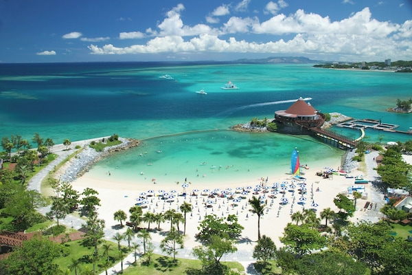 Private beach, white sand, beach umbrellas, beach towels