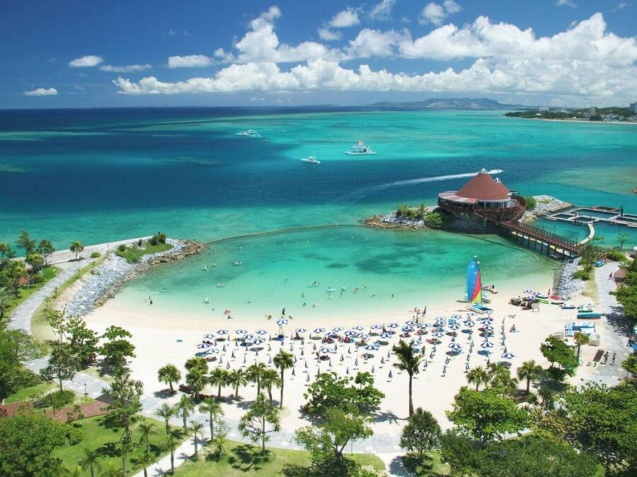 Private beach, white sand, beach umbrellas, beach towels