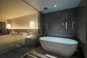 Combined shower/tub, free toiletries, hair dryer, bidet - Renaissance Resort Okinawa (Onna)