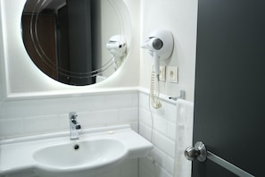 Shower, slippers, towels - Üstün Otel Alsancak (Izmir)