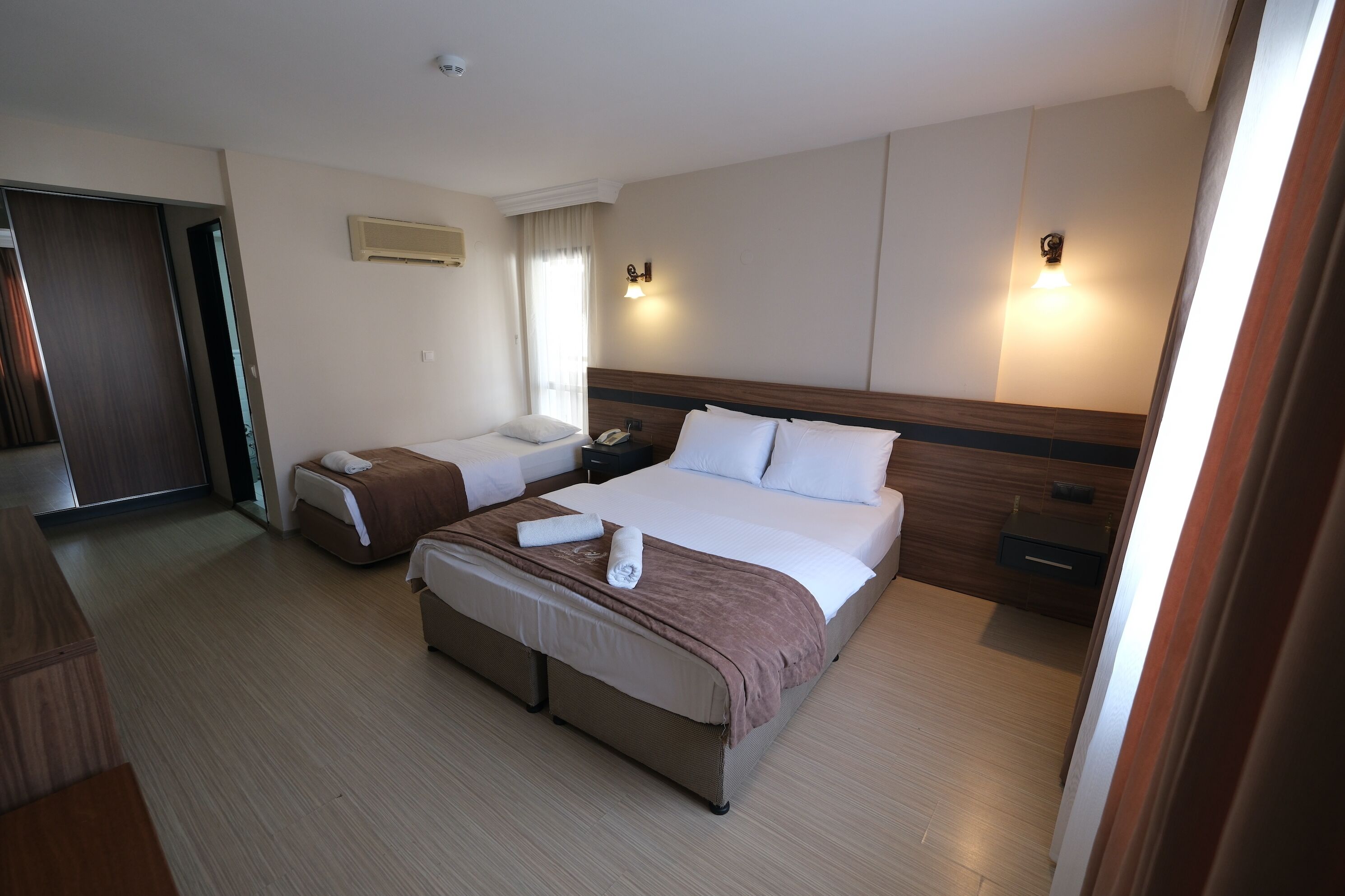 Standard Üç Kişilik Oda | Kaliteli yatak takımı, minibar, ücretsiz kablosuz İnternet 