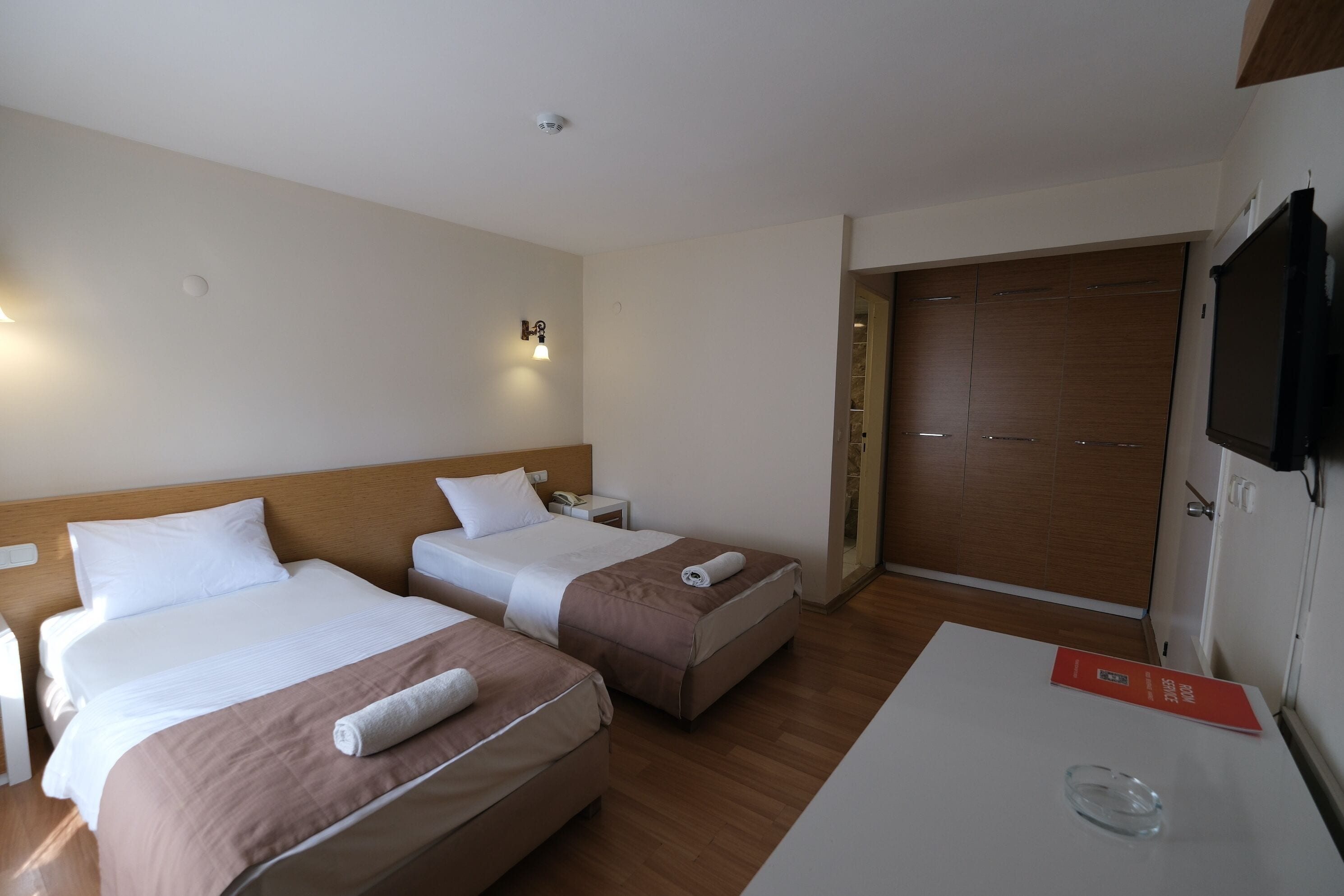 Quarto triplo standard | Roupas de cama premium, frigobar, Wi-Fi de cortesia, roupa de cama