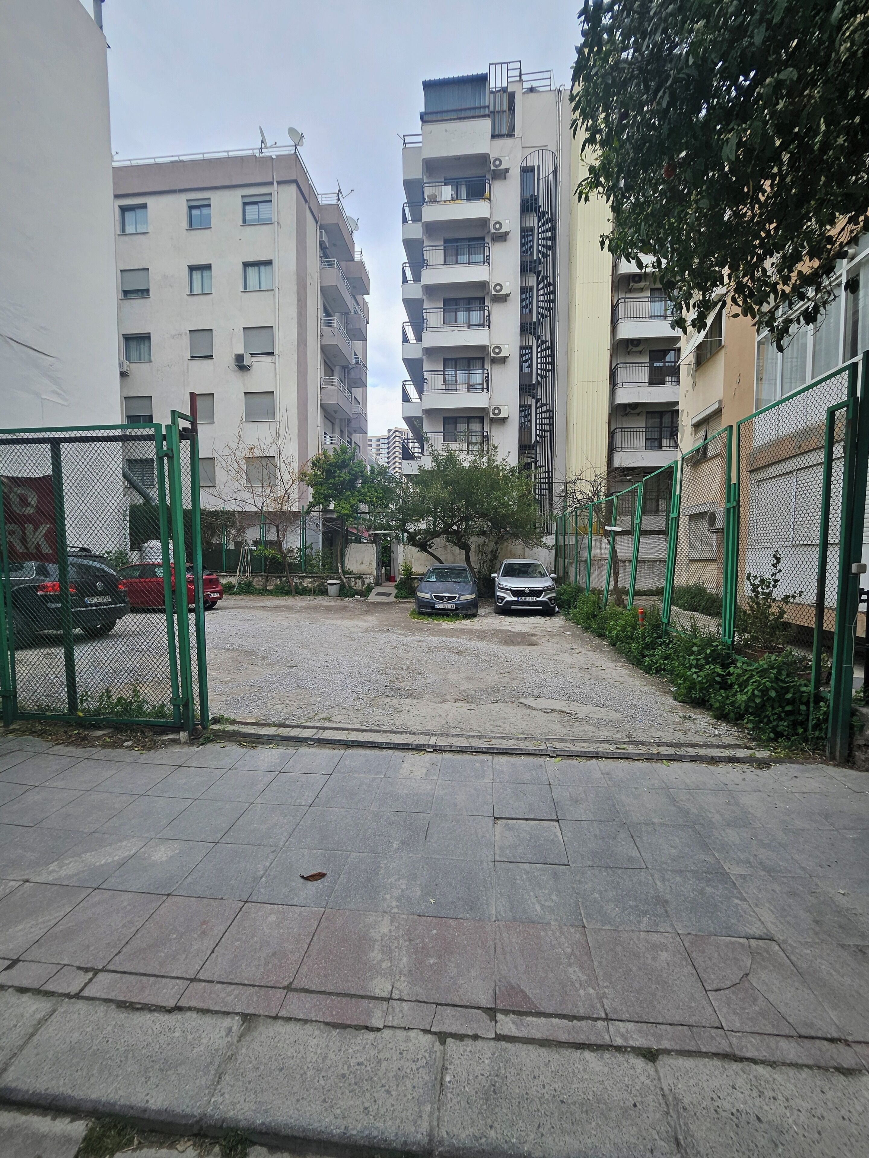 Ubetjent parkering (inkludert) og betjent parkering inkludert