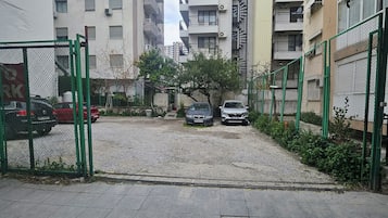 Ubetjent parkering (inkludert) og betjent parkering inkludert