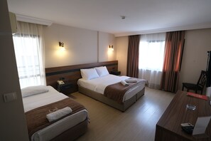 Habitación triple estándar | Ropa de cama de alta calidad, minibar, wifi gratis y ropa de cama 