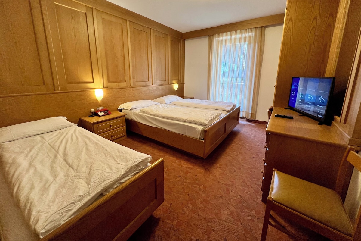 Chambre triple | Coffre-fort, systĂšme dâinsonorisation, lit de bĂ©bĂ© (gratuit)
