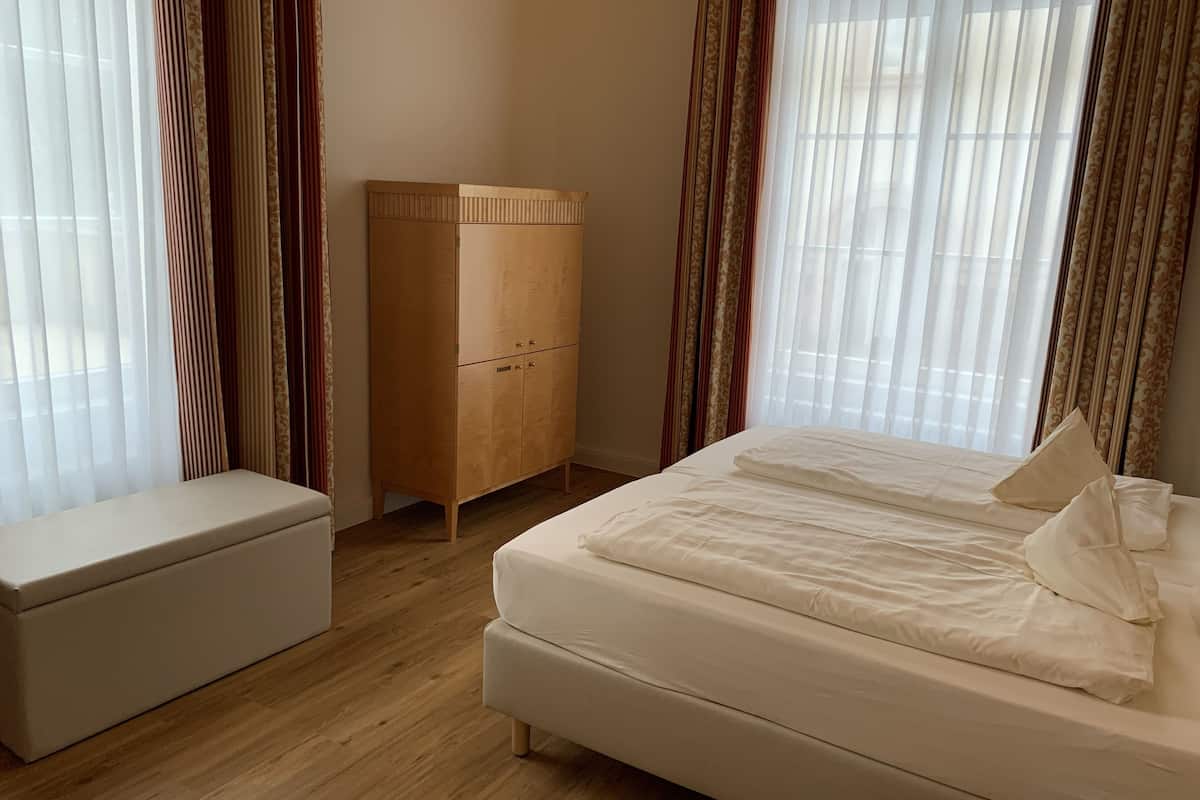 Suite | Ropa de cama hipoalergénica y escritorio