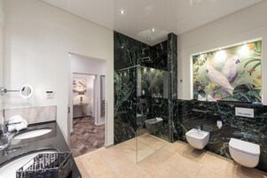 Badezimmer | Regendusche, Haartrockner, Bademäntel, Handtücher