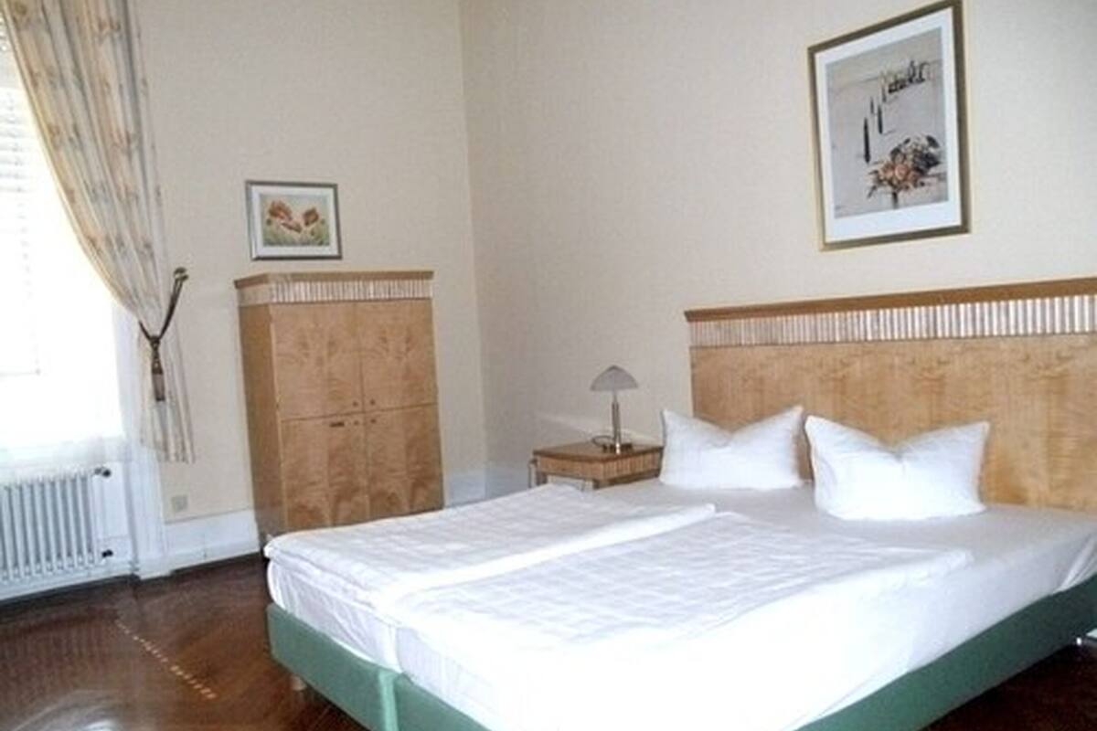 Habitación Confort doble | Ropa de cama hipoalergénica y escritorio