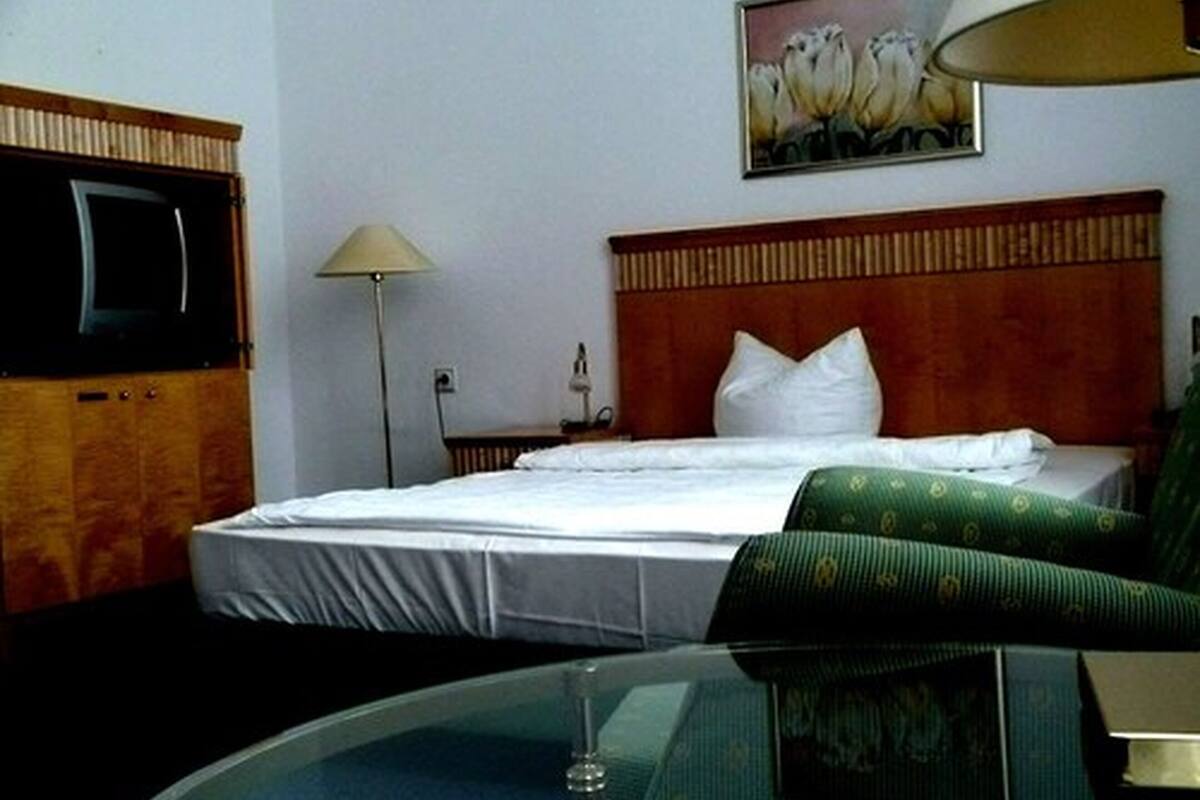 Habitación individual | Ropa de cama hipoalergénica y escritorio