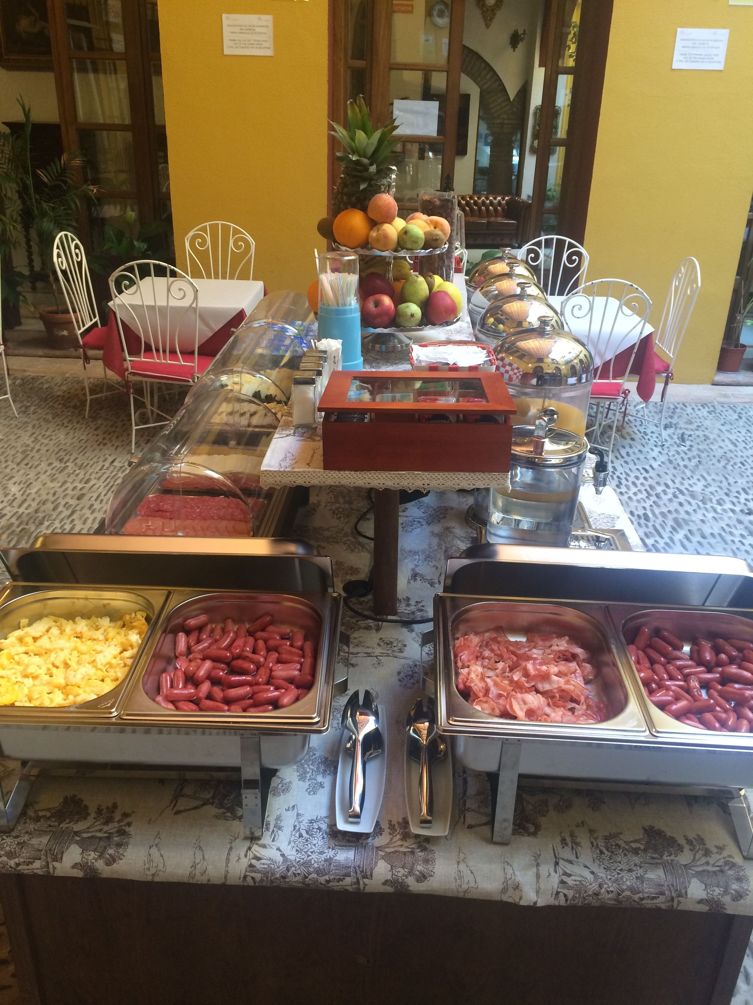 Een buffetopstelling met diverse gerechten en een presentatie van fruit.