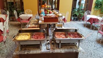 Ein reichhaltiges Buffet mit verschiedenen Speisen und Geschirr.