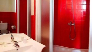 Twin Room | Bathroom | Towels - Hôtel Les Colombes (Verdun)