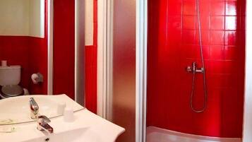 Habitación con 2 camas individuales | Baño | Toallas