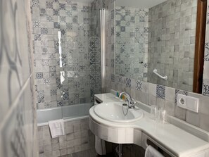 Standard Double Room | Bathroom | Hair dryer, towels - Casa Palacio la Sal (Córdoba)