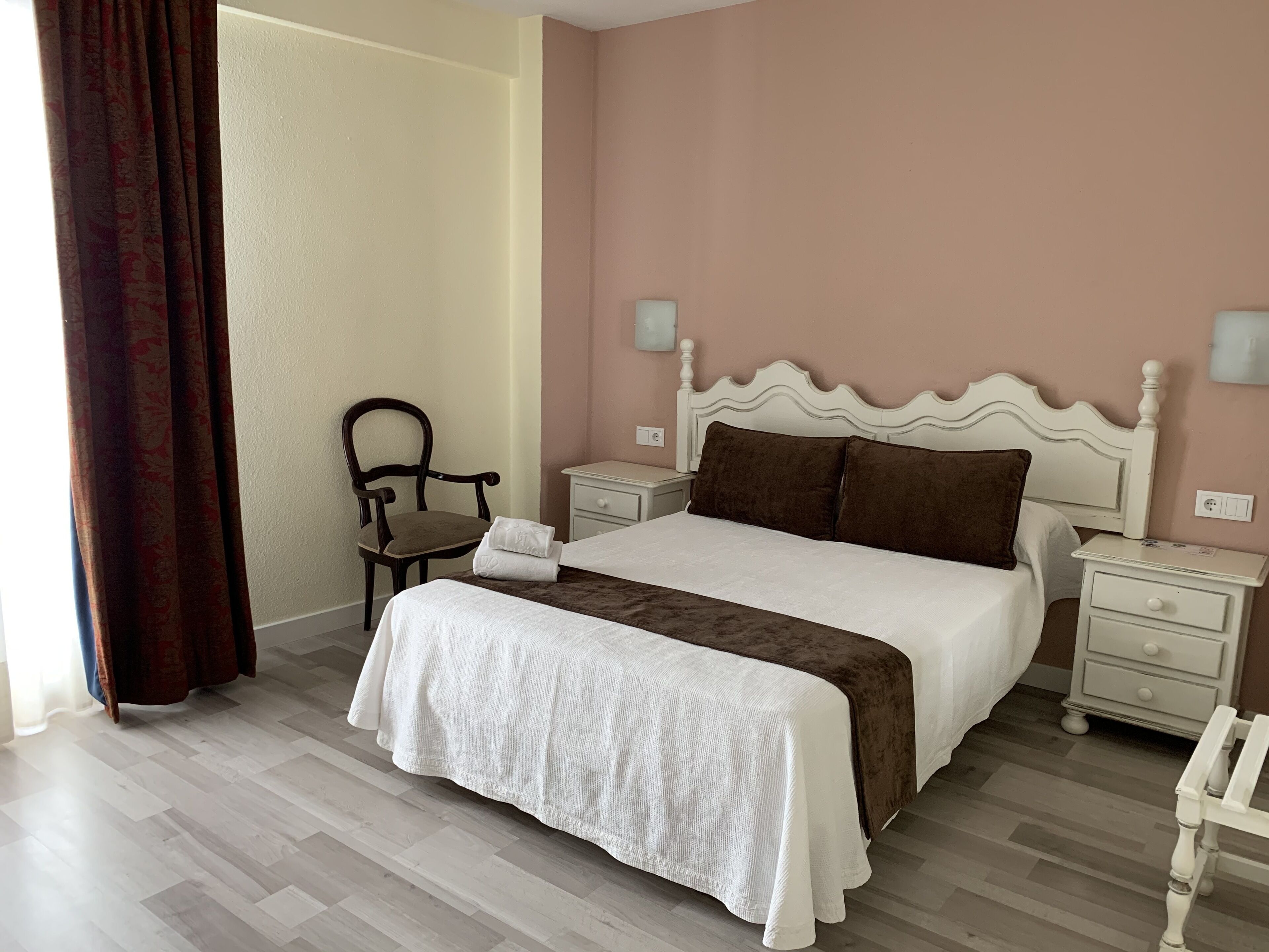 Standaard tweepersoonskamer | Een bureau, gratis wifi, beddengoed