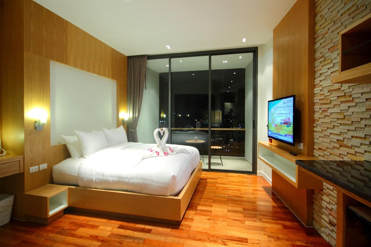 Studio | Zimmersafe, Schreibtisch, Verdunkelungsvorhänge, kostenlose Babybetten