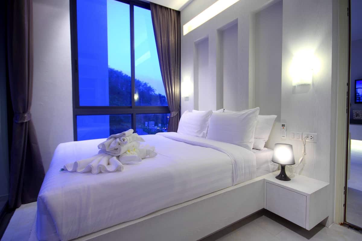 Familien-Suite, 2 Schlafzimmer | Zimmersafe, Schreibtisch, Verdunkelungsvorhänge, kostenlose Babybetten