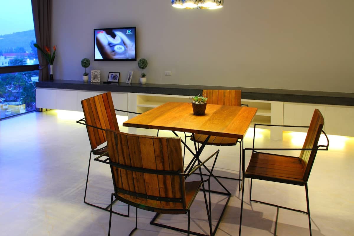 Familien-Suite, 2 Schlafzimmer | Essbereich im Zimmer